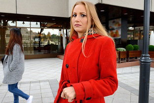 Public Pickups / Mofos - Kiki&#160;cyrus Young Wife Fucks For Charity / 08.3.2017